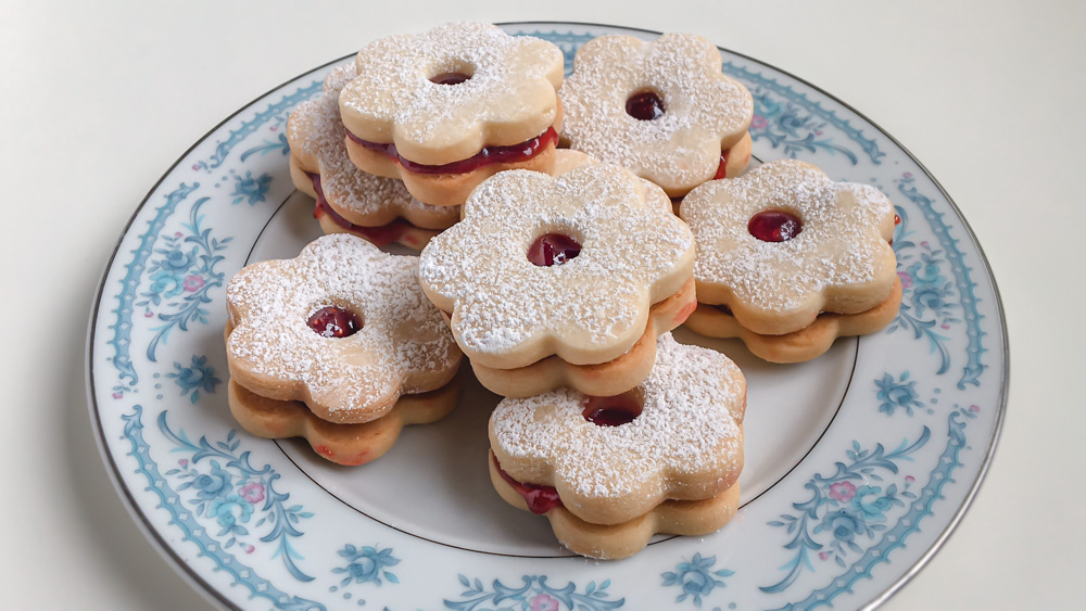 https://www.bakingstherapy.com/wp-content/uploads/2019/05/shortbread-2Bcookies-2Bstrawberry-2Bjam-2Bfilling.jpg