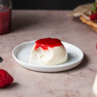 vanilla bean panna cotta with strawberry sauce