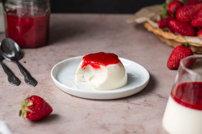 vanilla bean panna cotta with strawberry sauce