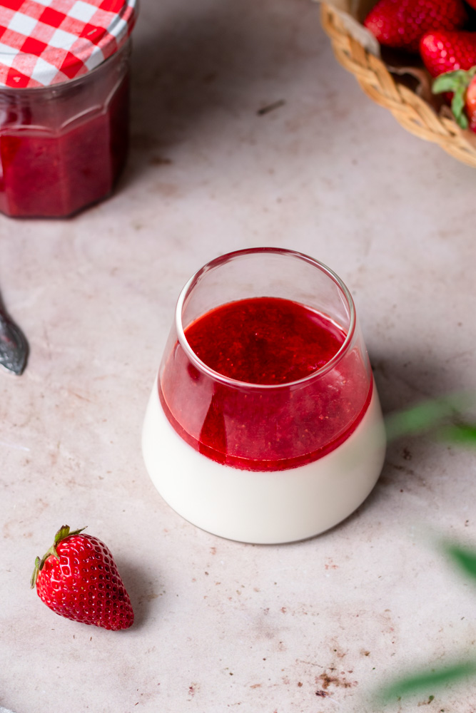 vanilla bean panna cotta with strawberry sauce